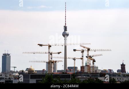 Berlin, Allemagne. 20 juillet 2020. De nombreuses grues de construction sont stasur Berlin-Mitte, devant la tour de télévision sur Alexanderplatz. Credit: Bernd von Jutrczenka/dpa/Alay Live News Banque D'Images