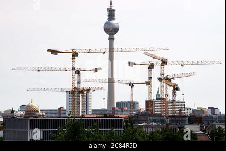 Berlin, Allemagne. 20 juillet 2020. De nombreuses grues de construction sont stasur Berlin-Mitte, devant la tour de télévision sur Alexanderplatz. Credit: Bernd von Jutrczenka/dpa/Alay Live News Banque D'Images