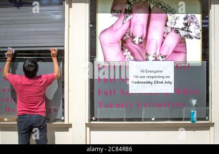 Bau Van Pham, responsable de Nails and Spa sur Croall place, Édimbourg, nettoie et prépare les préparatifs avant la réouverture du salon le mercredi 22 juillet, alors que l'Écosse se prépare à lever d'autres restrictions de confinement du coronavirus. Banque D'Images