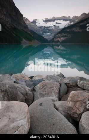 Lever du soleil au-dessus du lac Lose, Alberta, Canada. Banque D'Images