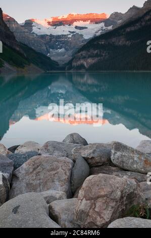 Lever du soleil au-dessus du lac Lose, Alberta, Canada. Banque D'Images