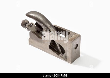 Ancien plan de fer isolé sur fond blanc. Outil de menuisier vintage Banque D'Images