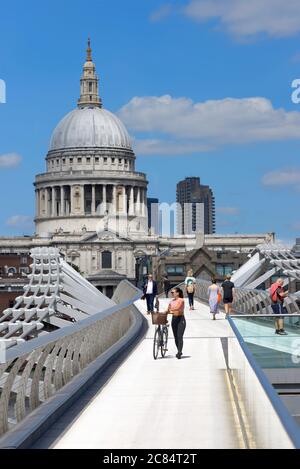 Londres, Angleterre, Royaume-Uni. Pont du millénaire en direction de la cathédrale St Paul - très calme pendant la pandémie COVID-19, juillet 2020 Banque D'Images