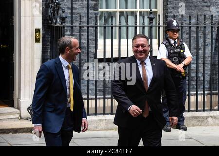 Londres, Royaume-Uni. 21 juillet 2020. Mike Pompeo, secrétaire d’État américain, quitte la rue numéro 10 Downing Street, accompagné de Dominic Raab, secrétaire aux Affaires étrangères, après avoir eu des entretiens avec Boris Johnson, premier ministre. L’ordre du jour devrait comprendre les plans de reprise économique de la COVID-19, les questions relatives à la République populaire de Chine (P.R.C.) et à Hong Kong, ainsi qu’aux États-Unis et au Royaume-Uni Négociations d'un accord de libre-échange. Credit: Stephen Chung / Alay Live News Banque D'Images