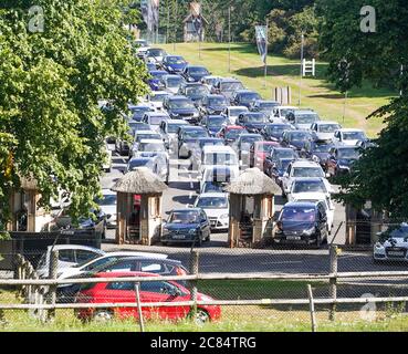 Bewdley, Royaume-Uni. 21 juillet 2020. Au début des vacances scolaires officielles, le Royaume-Uni montre un soutien massif à une attraction touristique durement touchée pendant le confinement du coronavirus. Les visiteurs affluent maintenant dans leurs criques vers le parc safari de West Midland. Les files d'attente peuvent être longues, mais les Britanniques sont habitués à faire la queue et rien ne les empêche de montrer leur soutien à toutes les choses sauvages et de profiter de leurs activités de ravaling au Royaume-Uni. Crédit : Lee Hudson/Alay Live News Banque D'Images