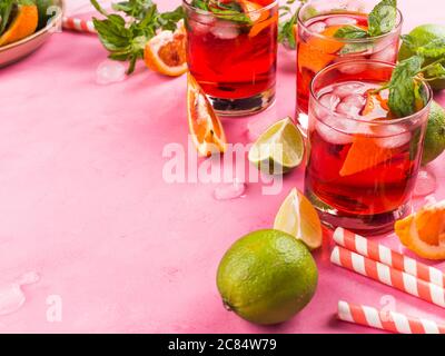 Cocktail rouge frais avec fond de sang orange Banque D'Images