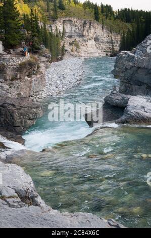 La rivière Elbow à Elbow Falls, Bragg Creek (Alberta), Canada. Banque D'Images