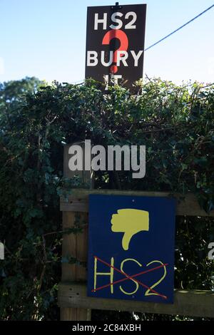 Great Missenden, Royaume-Uni. 17 juillet 2020. Les panneaux anti-HS2 sont affichés à l'extérieur d'une ferme. Les résidents locaux et les militants de l'environnement continuent de faire campagne contre la liaison ferroviaire à grande vitesse, principalement en raison de son impact sur l'environnement et le coût. Crédit : Mark Kerrison/Alamy Live News Banque D'Images