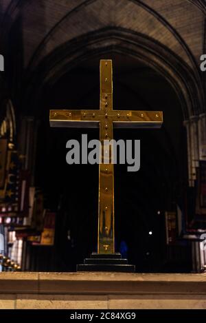 Croos d'or sur l'autel à l'intérieur de la cathédrale Saint-Patrick de Dublin, Irlande Banque D'Images