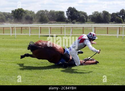 West Coast Flyer, un faller-simple dans The Watch on Racing TV, les novices de Chase, à l'hippodrome de Stratford-on-Avon. Banque D'Images