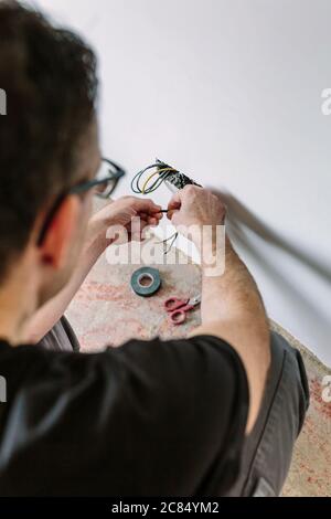 Électricien travaillant sur l'installation électrique d'une maison Banque D'Images