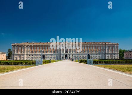 3 juillet 2020 - Palais Royal de (Reggia di) Caserta - la façade du palais majestueux avec la grande avenue et l'entrée principale. De nombreuses fenêtres, colu Banque D'Images