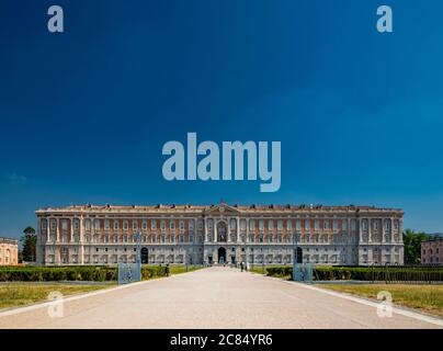 3 juillet 2020 - Palais Royal de (Reggia di) Caserta - la façade du palais majestueux avec la grande avenue et l'entrée principale. De nombreuses fenêtres, colu Banque D'Images