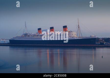 Le quartier historique RMS Queen Mary au coucher du soleil, amarré à long Beach, Californie, États-Unis. Banque D'Images