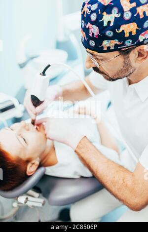 Minsk, Bélarus - 11 juin 2020 : dentistes professionnels au bureau - soins dentaires et prothèses Banque D'Images