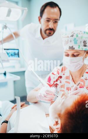 Minsk, Bélarus - 11 juin 2020 : dentistes professionnels au bureau - soins dentaires et prothèses Banque D'Images