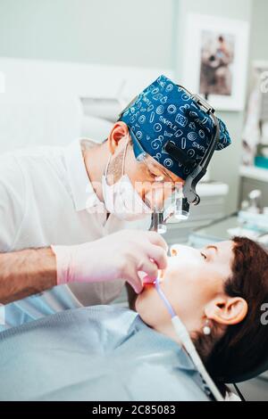 Minsk, Bélarus - 11 juin 2020 : dentistes professionnels au bureau - soins dentaires et prothèses Banque D'Images