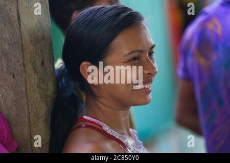 Portrait d'une jeune femme brésilienne avec de longs cheveux noirs, Macapa dans l'État d'Amapa, Brésil Banque D'Images