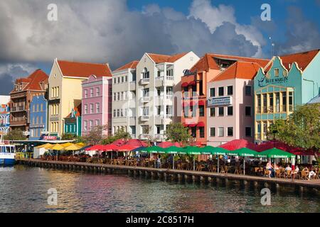 Architecture et bâtiments de style hollandais le long du front de mer avec tables couvertes pour manger dehors, à Willemstad, Curaçao, les Caraïbes, Antilles Banque D'Images