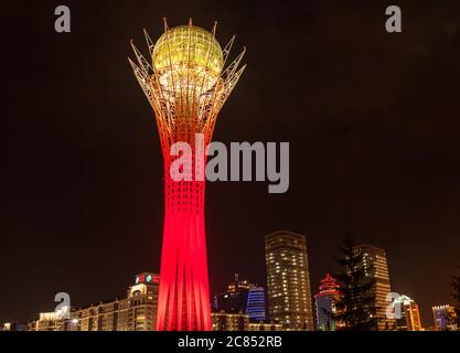 Astana, Kazakhstan - 05 juillet 2016 : Tour Baiterek dans le centre-ville d'Astana au crépuscule Banque D'Images