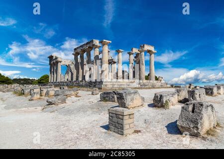 Temple d'Aphaia sur l'île d'Aegina en un jour d'été en Grèce Banque D'Images