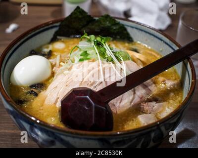 Sapporo, Hokkaido, Japon - Miso Ramen, soupe japonaise de nouilles avec assaisonnement japonais produite par fermentation du soja. Banque D'Images