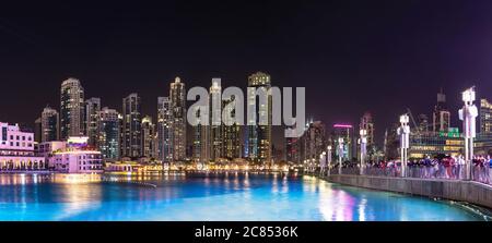 Panorama du centre-ville de Dubaï la nuit, le mois de novembre à Dubaï, Émirats arabes Unis Banque D'Images