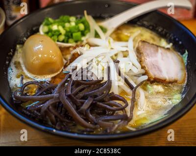 Sapporo, Hokkaido, Japon - Miso Ramen, soupe japonaise traditionnelle aux nouilles avec un bouillon qui combine le miso copieux et mélangé avec du tonkotsu. Banque D'Images