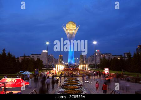 Astana, Kazakhstan - 05 juillet 2016 : Tour Baiterek dans le centre-ville d'Astana au crépuscule Banque D'Images