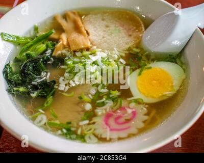 Hakodate, Hokkaido, Japon - Shio Ramen, soupe japonaise traditionnelle aux nouilles avec un bouillon clair et pâle fait de sel, de poulet, de légumes et de poisson. Banque D'Images