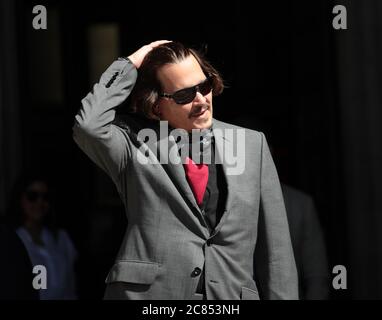 Londres, Royaume-Uni. 21 juillet 2020. L'acteur américain Johnny Depp arrive à la High court de Londres où il poursuit le journal Sun à propos d'un article qui prétendait qu'il était un « batteur de femme » le mardi 21 juillet 2020. L'essai devrait durer deux semaines. Photo de Hugo Philpott/UPI crédit: UPI/Alay Live News Banque D'Images