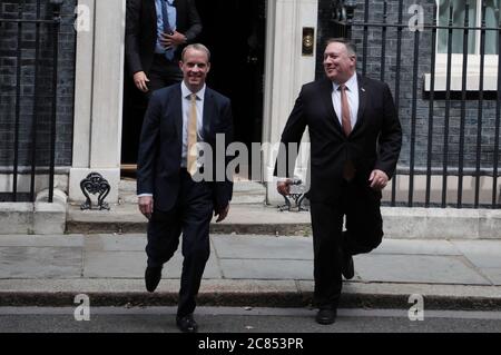 Londres, Royaume-Uni. 21 juillet 2020. Le secrétaire d'État américain Mike Pompeo (R) et le secrétaire britannique aux Affaires étrangères Dominic Raab quittent Downing St no 10 pour une conférence de presse au bureau des Affaires étrangères de Londres le mardi 21 juillet 2020. Pompeo effectue une visite de deux jours au Royaume-Uni et au Danemark. Photo de Hugo Philpott/UPI crédit: UPI/Alay Live News Banque D'Images