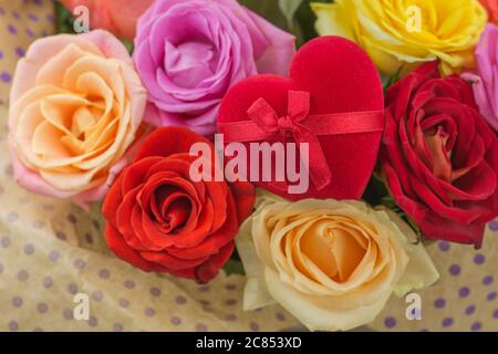 Beauté roses fleurs et anneau dans une boîte en forme de coeur. Petit ami proposant à petite amie Banque D'Images