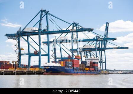 USAGE ÉDITORIAL SEULEMENT vue générale des docks de Tilbury dans l'Essex, qui a vu l'ouverture récente du nouveau quai de Tilbury 2, lors du lancement du plan d'action "le bleu vert" à Londres. Banque D'Images