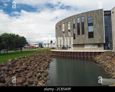 Vue sur le centre culturel et de conférence moderne Hof dans le centre-ville Centre-ville d'Akureyri Islande Banque D'Images