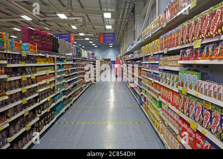 Une allée dans un magasin B&M sans personne et sans marqueurs sociaux pendant la période du virus Covid-19 à Norwich, Norfolk, Angleterre, Royaume-Uni. Banque D'Images