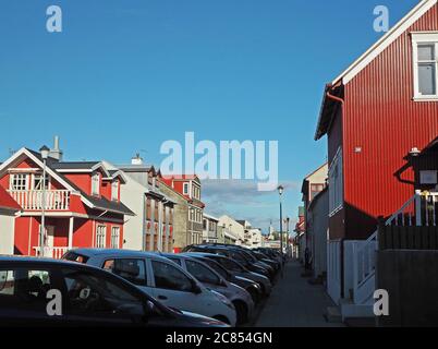 rue à Reykjavik avec maisons en tôle rouges Banque D'Images
