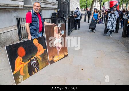 Londres, Royaume-Uni. 21 juillet 2020. L'artiste satyrical Kaya Mar et ses derniers travaux rejoignent les partisans de Free Assange, manifestants (issus d'un groupe libre Assange, pro-Palestine, anti-Brexit et évangéliste chrétien entre autres) Se réunir à l'extérieur pendant que le secrétaire d'Etat américain Michael R. Pompeo se trouve à Downing Street pour rencontrer le Premier ministre Boris Johnson et le secrétaire d'Etat aux Affaires étrangères Dominic Raab. Lorsqu'ils discutent des priorités mondiales, y compris les plans de reprise économique COVID-19, les questions relatives à la République populaire de Chine crédit: Guy Bell/Alay Live News Banque D'Images