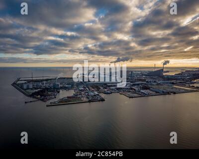 Copenhague Danemark - décembre 23 2018 : photo aérienne de Refshaleøen, près de Copenhague, Danemark, montrant des bâtiments industriels, ciel nuageux plein de nuages Banque D'Images