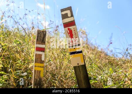 France, Yonne, Parc naturel régional du Morvan, Saint Pere, chemin de randonnée Compostelle, panneau // France, Yonne (89), Parc naturel régional du Morvan, S Banque D'Images