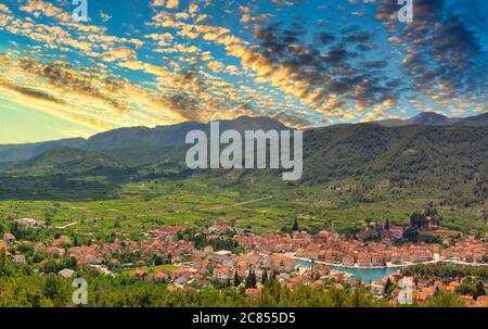 Panorama pittoresque de la ville de Starigrad sur l'île de Hvar. Vue depuis une colline à proximité. Ancienne église clocher s'élevant au-dessus des bâtiments, ville de capitunde Banque D'Images