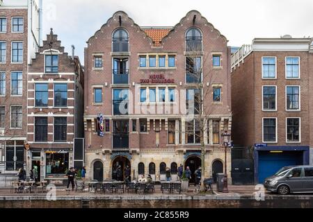 Amsterdam, pays-Bas - janvier 15 2019 : vue sur le canal en regardant l'hôtel Bulldog dans le quartier rouge de Wallen d'Amsterdam Banque D'Images