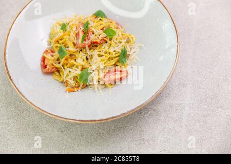 Cuisine traditionnelle italienne : pâtes végétariennes avec courgettes et carottes. Banque D'Images