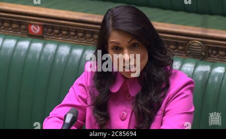 La secrétaire d'État Priti Patel fait une déclaration aux députés de la Chambre des communes de Londres, où elle a promis une « évaluation complète » de la politique environnementale hostile à la suite du scandale de Windrush. Banque D'Images