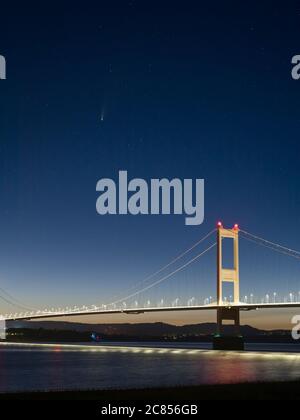 Comet C/2020 F3 Neowise sur le pont Severn entre l'Angleterre et le pays de Galles au crépuscule en juillet 2020 vu de la rive de la rivière Severn à Aust, Gloucestershire, Angleterre. Banque D'Images