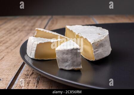 Le fromage Camembert est un fromage français d'élite doux avec une croûte de moule blanc. Fait à partir de lait de vache. Banque D'Images
