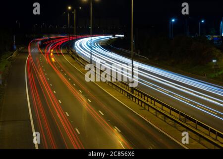 Vitesse de circulation rapide le long de l'autoroute M5, Worcestershire pendant les heures de pointe en soirée, laissant des pistes légères et des traînées d'éclairage pendant les déplacements Banque D'Images