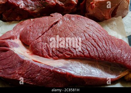 Gros plan de morceaux de bœuf cru. Prise de vue détaillée de viande crue. Boucherie. Petite entreprise. Partie de la série. Mise au point sélective. Banque D'Images