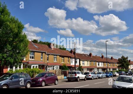 Rangée de maisons mitoyennes avec des voitures garées devant la rue, Horfield, Bristol Banque D'Images