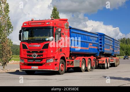 Camion rouge et personnalisé Scania R650 de Kuljetus Ranta-Pere Oy devant une remorque sur un arrêt de camion. Forssa, Finlande. 17 juillet 2020. Banque D'Images